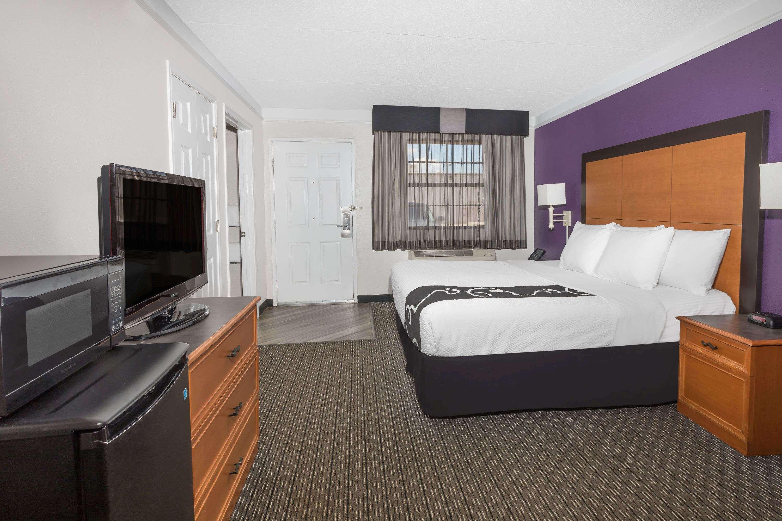 Baymont By Wyndham Greenville Woodruff Rd Exterior photo