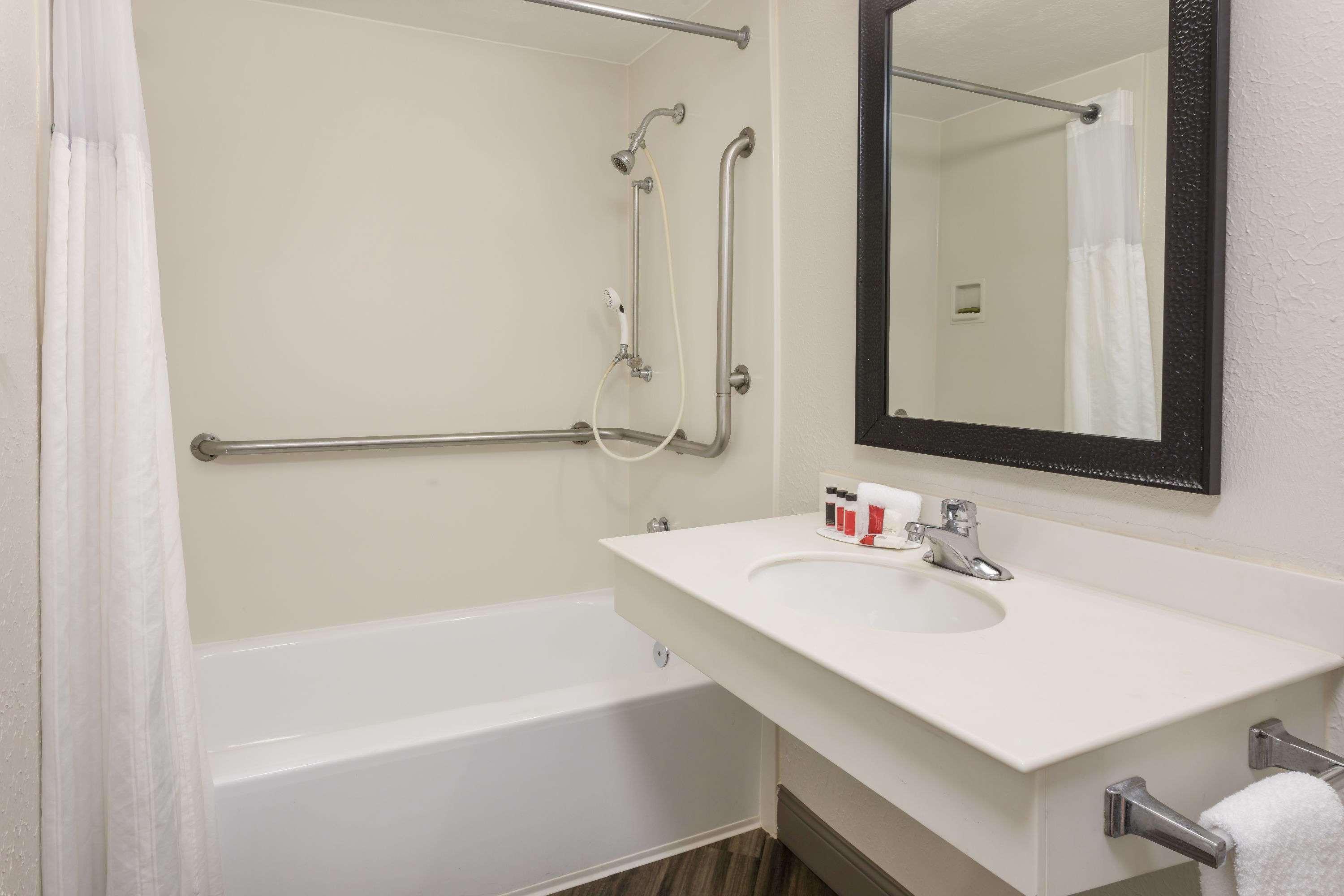 Baymont By Wyndham Greenville Woodruff Rd Exterior photo