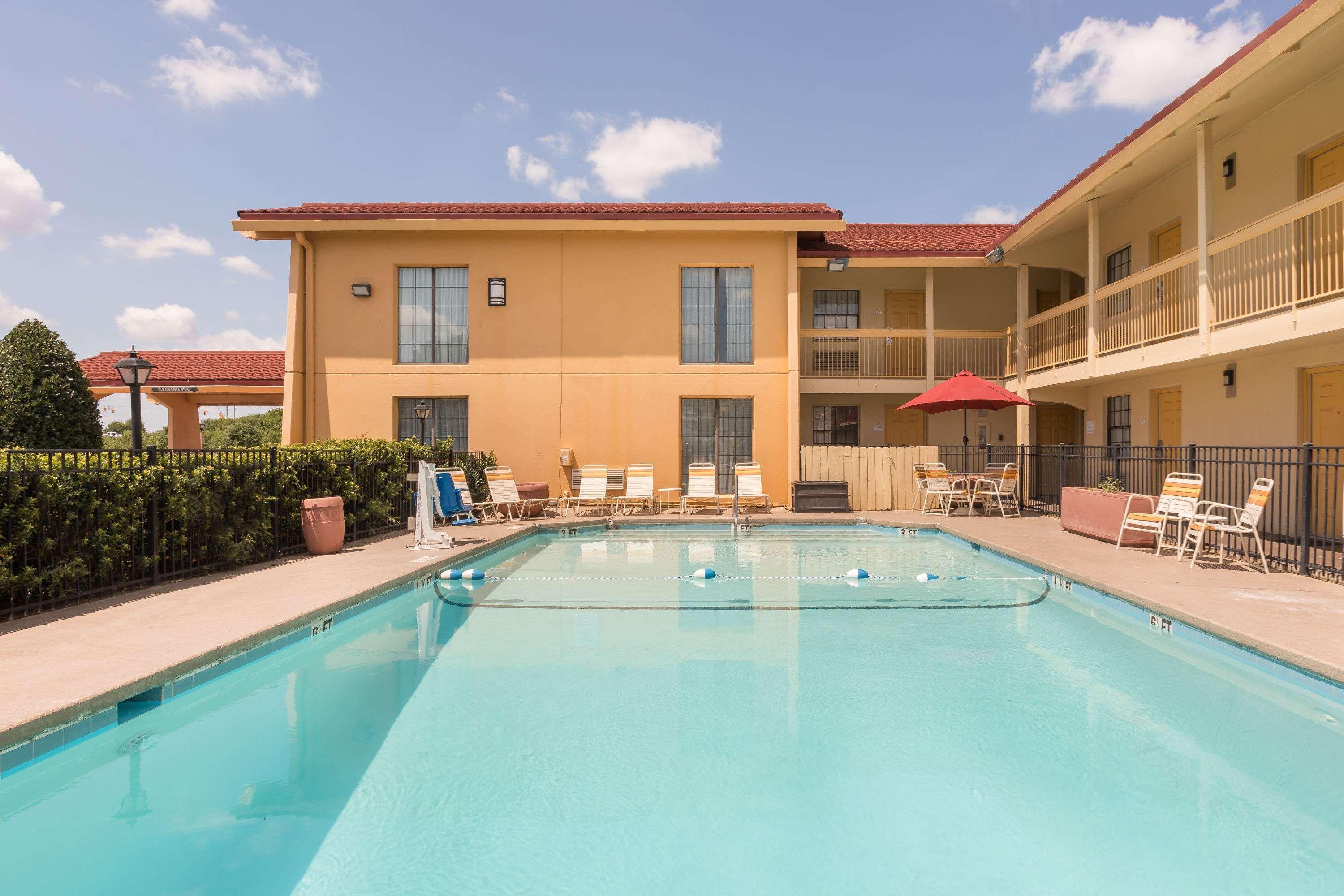 Baymont By Wyndham Greenville Woodruff Rd Exterior photo