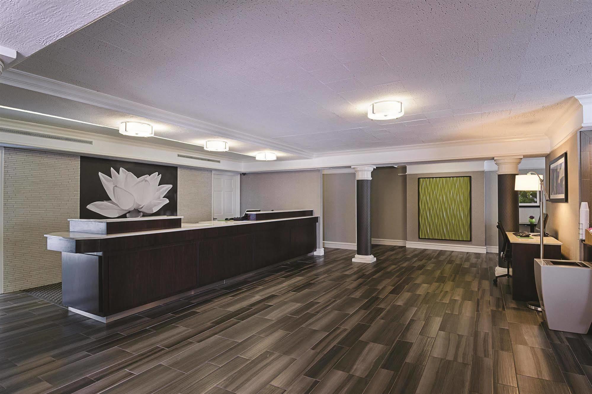 Baymont By Wyndham Greenville Woodruff Rd Exterior photo