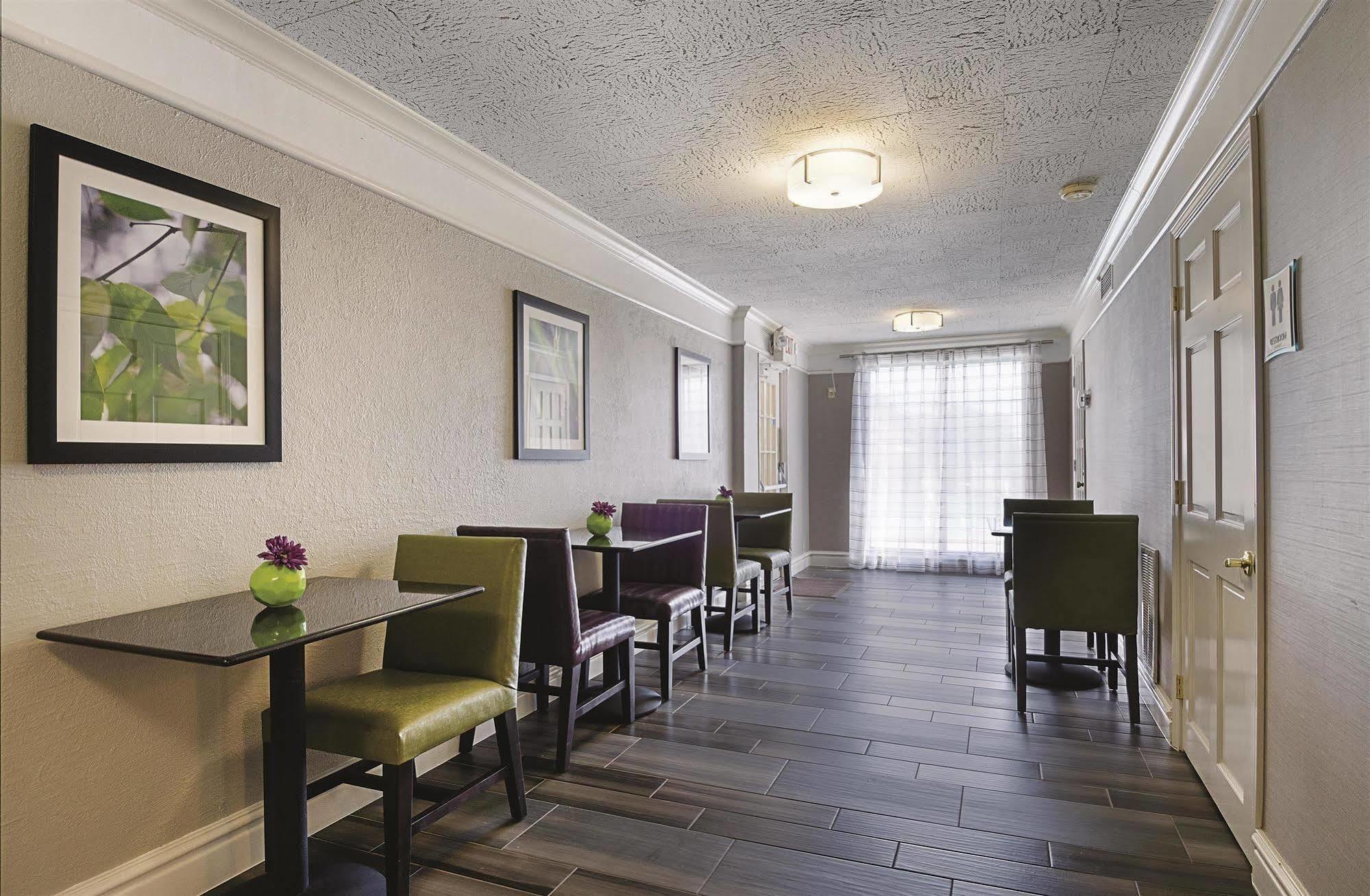 Baymont By Wyndham Greenville Woodruff Rd Exterior photo