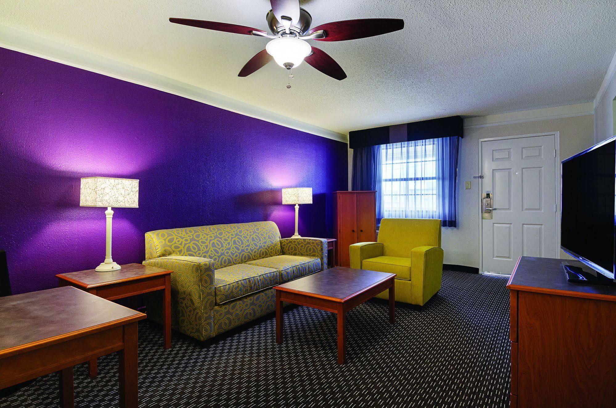 Baymont By Wyndham Greenville Woodruff Rd Exterior photo